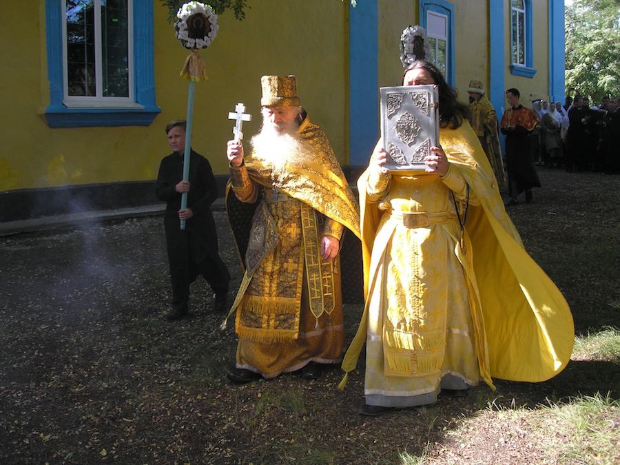 Протоиерей Аггей (слева) во время крестного хода