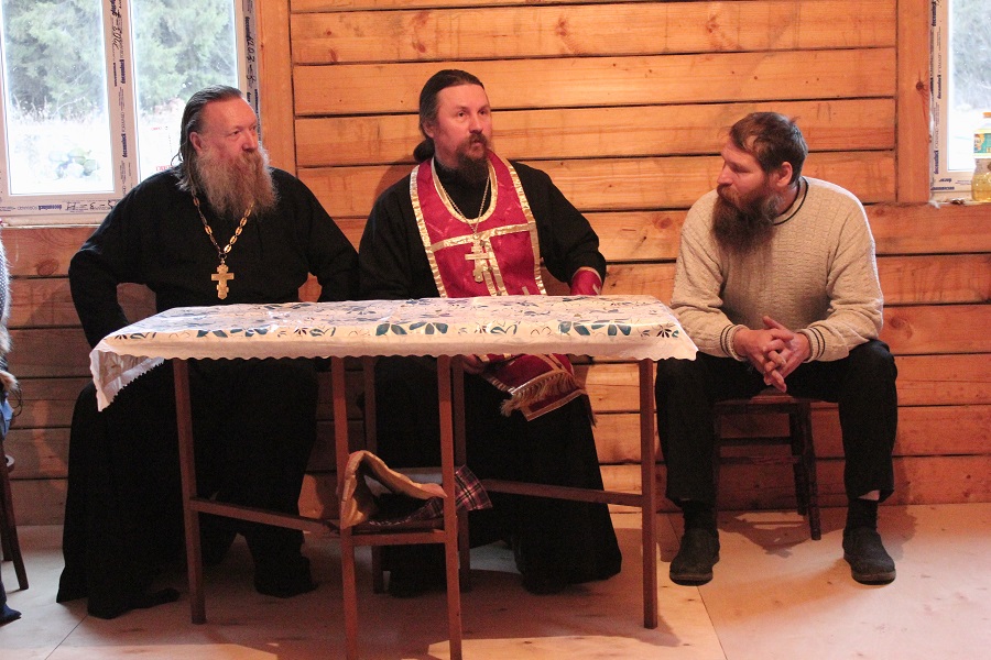 Cлева направо: протоиерей Иоанн Устинов, протоиерей Михаил Татауров и Георгий, еще мирянин, во время собрания общины в Ревде