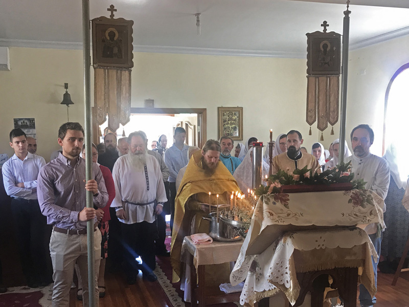 о. Никола Егоров совершает молебен с водосвятием