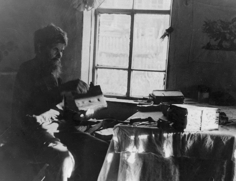 Крестьянин Галактион Семенович Кауров переплетает рукописную книгу. Бурень-Байгак, Тува. (Фото 1966-1975 гг.)