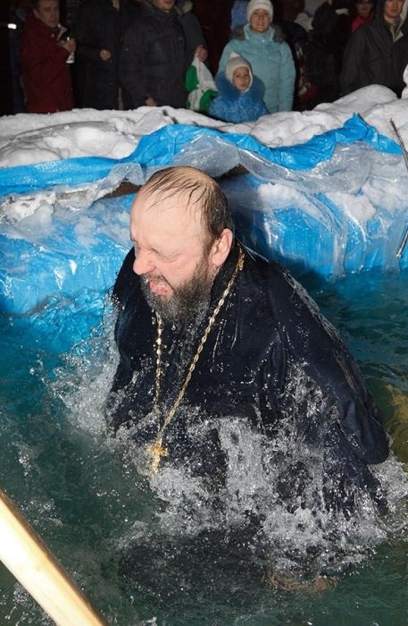 На праздник Крещения Господня в проруби купаются даже священники