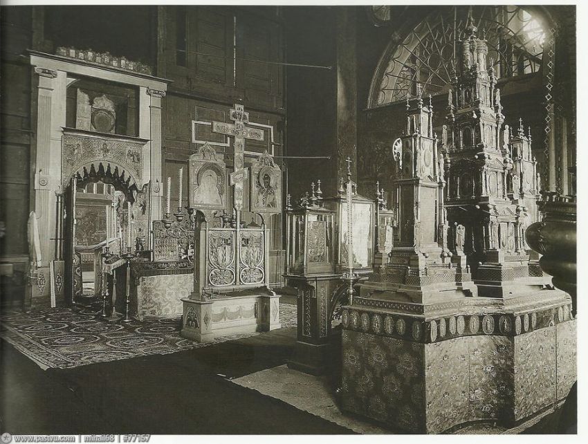 В алтаре старообрядческого Покровского собора. Фотограф Н.Д. Зенин. 1905 г.