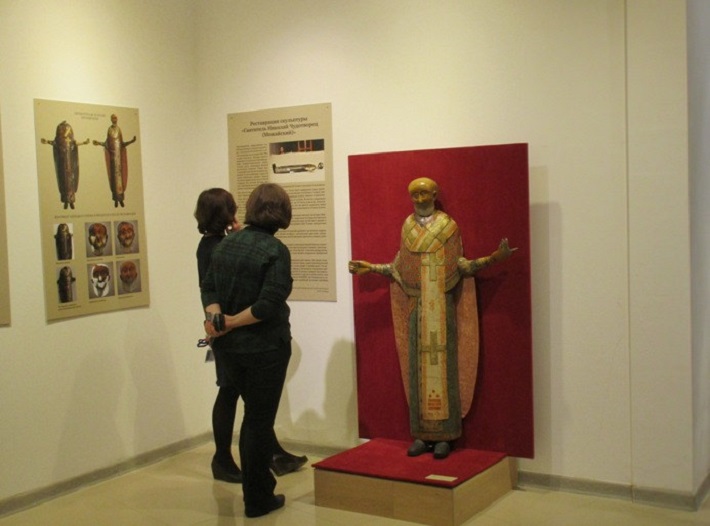 Резная деревянная скульптура святителя Николы