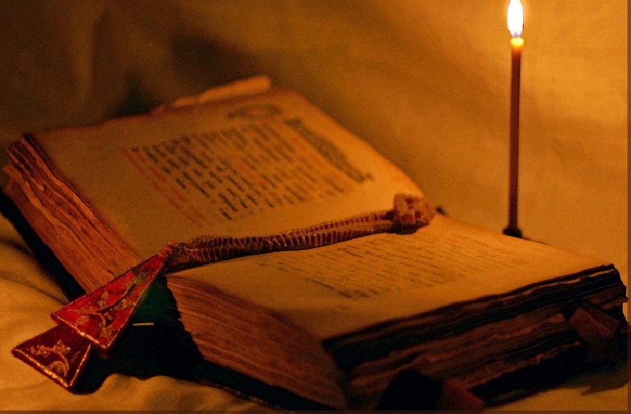 В великий пост можно читать псалтырь дома. Книга и свеча. Свеча Псалтырь. Старые книги. Книга при свечах.