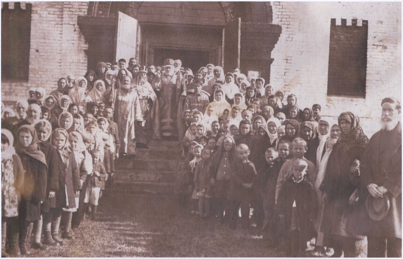 Епископ Флавиан (Слесарёв) с причтом и прихожанами Успенской Общины. 1948 год
