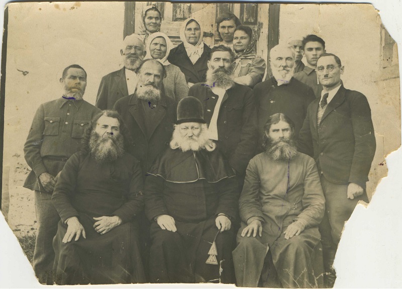 Епископ Флавиан (Слесарёв), слева протоиерей Иоанн Захаров с попечителями