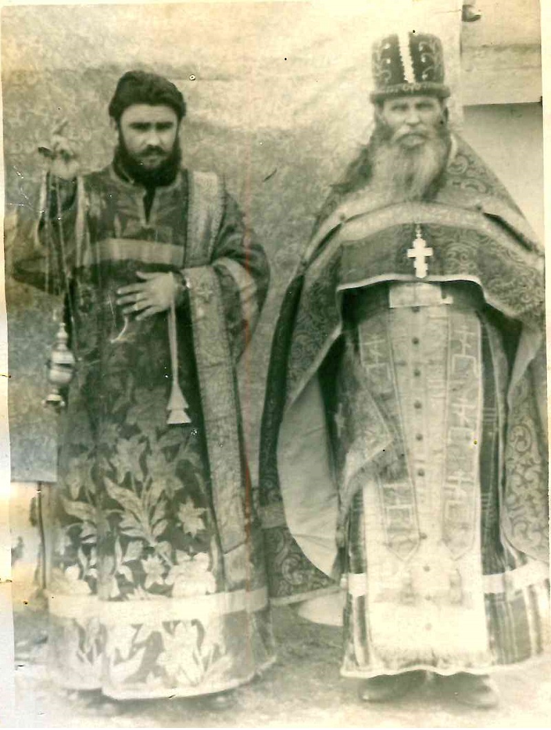Настоятель Успенского храма протоиерей Иоанн Силкин с сыном диаконом Сергием