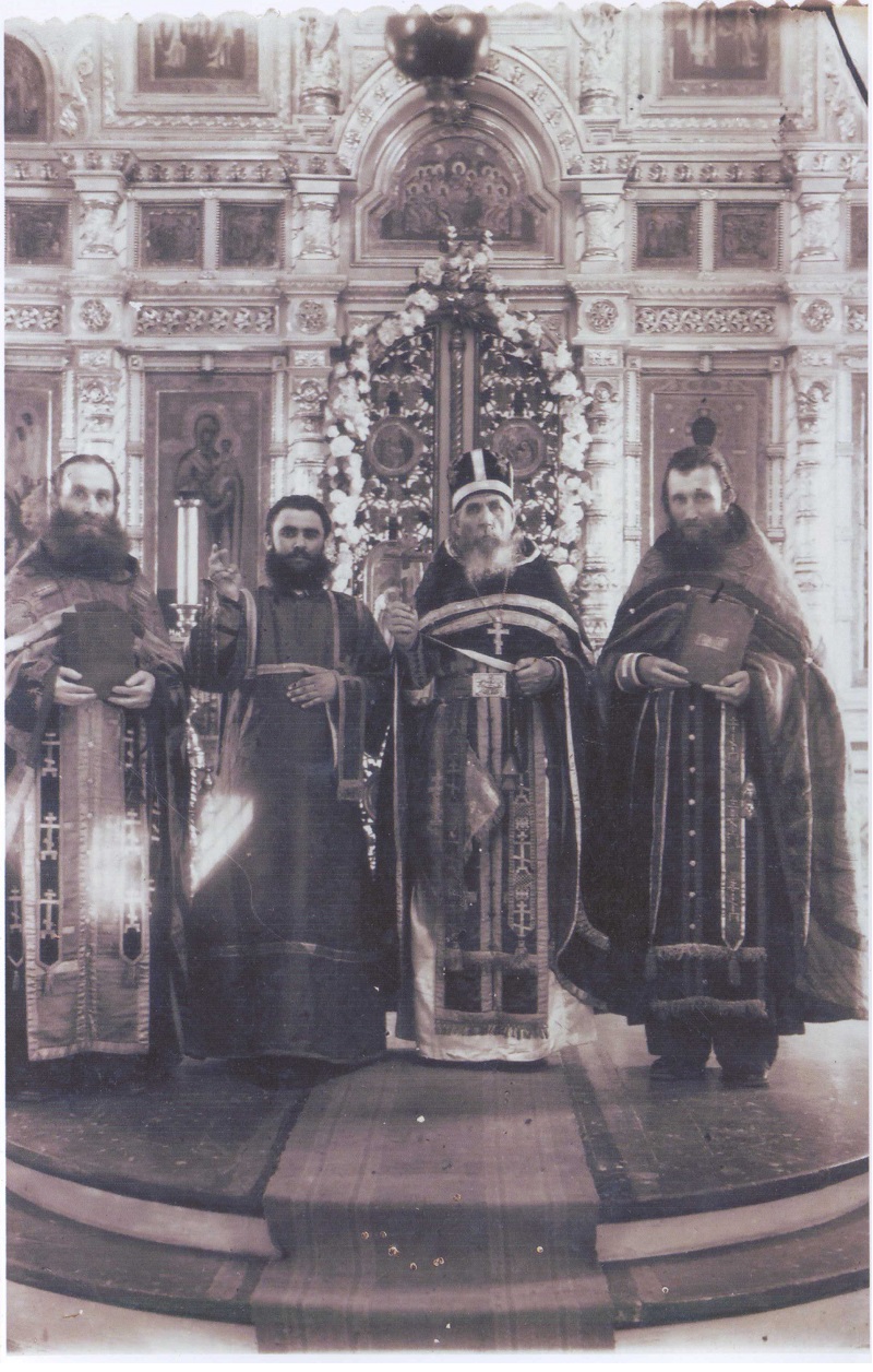 Священство в Успенском храме. Слева направо: иерей Артемон Иванов, иерей Иоанн Хуторский, дьякон Мергей Силкин