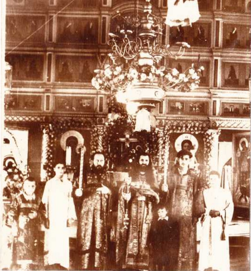 В Свято-Покровском храме (диакон Иоанн в центре, третий слева)