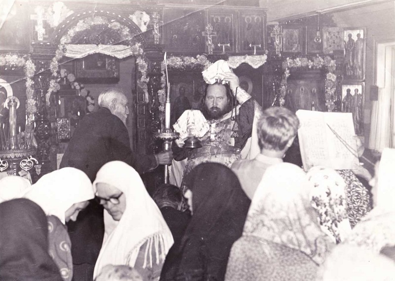 На фото протоиерей Иоанн во время Литургии в храме Успения Пресвятыя Богородицы в Волгограде
