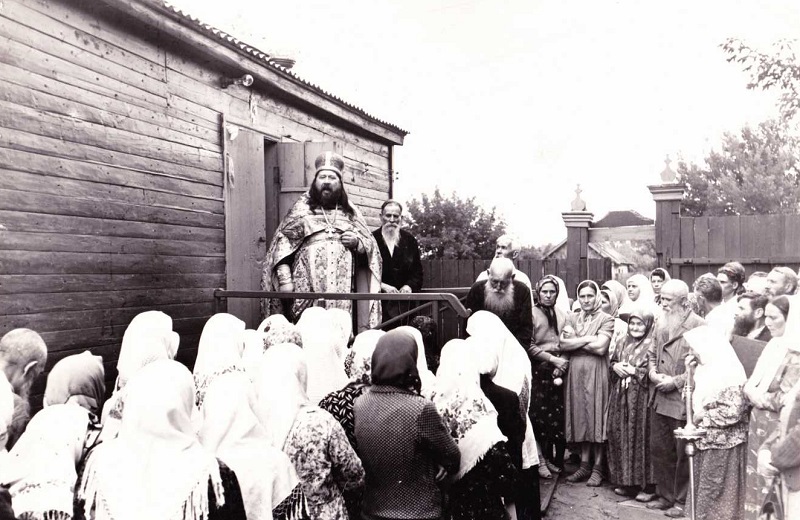 Фото датировано 6 (19) августа 1962 года в день Преображения после освящения плодов, г. Волгоград, ул. Красных Партизан