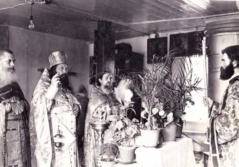 На фото слева направо о. Петр (Хрусталев), о. Иоанн, о. Вениамин (Преснеков), о. диакон Алексий (Артюхов)