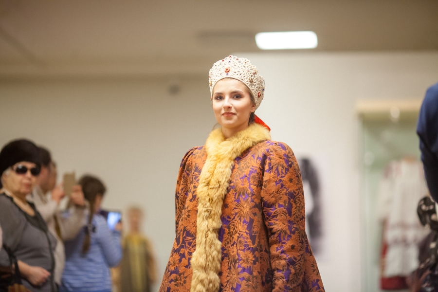 Выставка народной женской одежды в Великом Новгороде