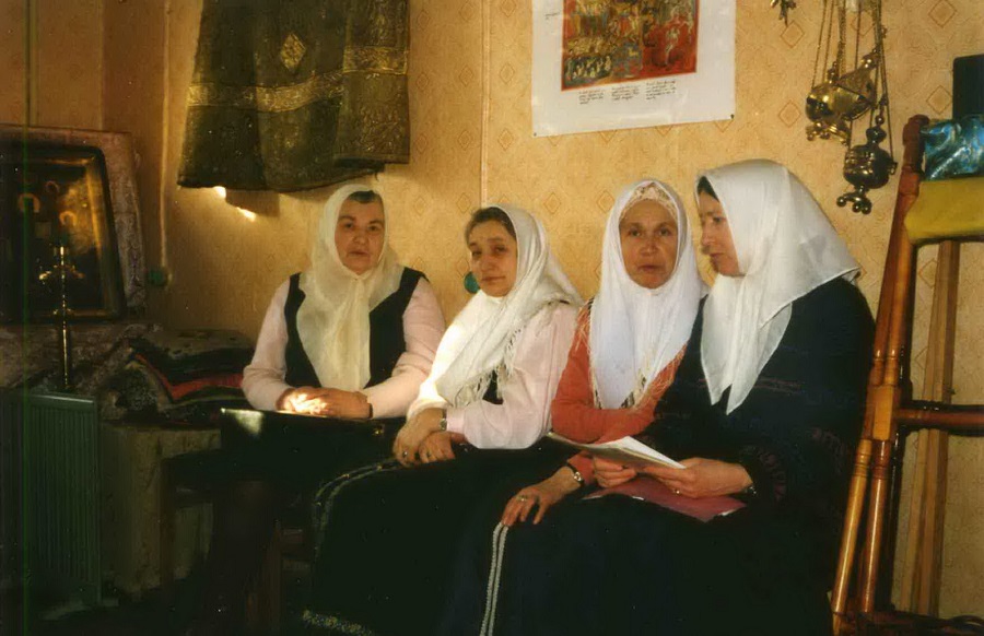 В молитвенной комнате церковного дома. Шишкина Лидия Афанасьевна вторая справа. Весна 1997 года