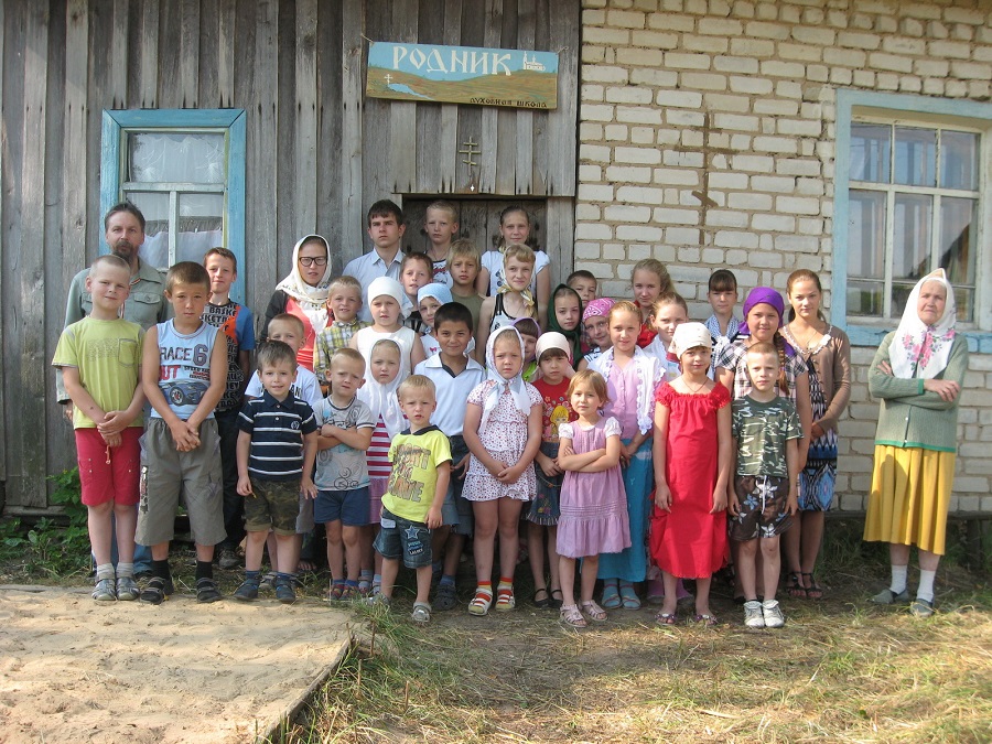 Шишкина Лидия Афанасьевна (крайняя справа) с учениками духовной школы «Родник». Фото 2007 года