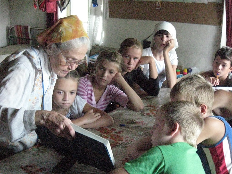 Шишкина Лидия Афанасьевна с учениками духовной школы «Родник»
