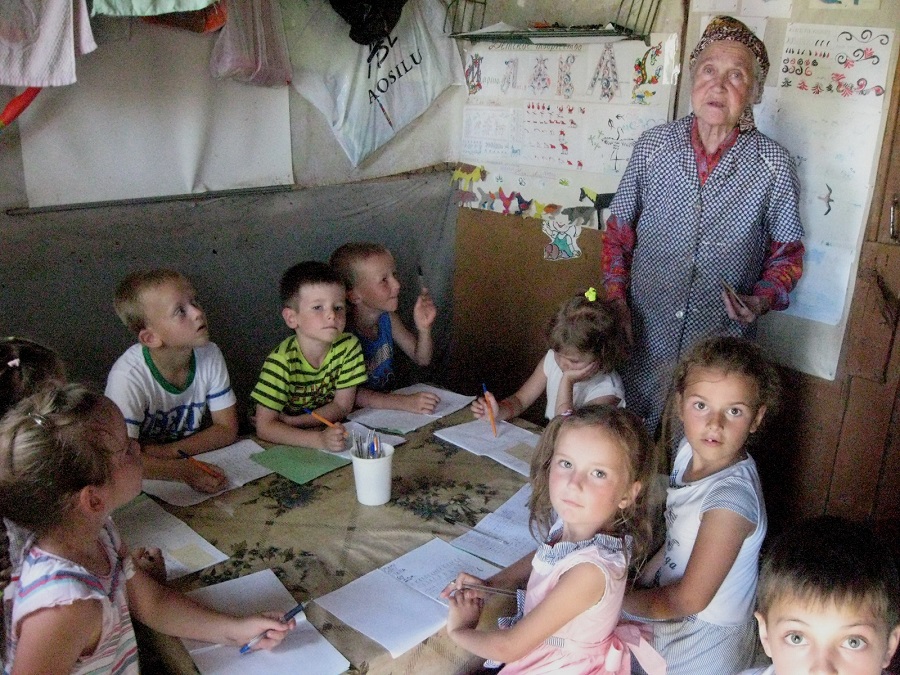 Шишкина Лидия Афанасьевна с учениками младшей группы духовной школы Родник