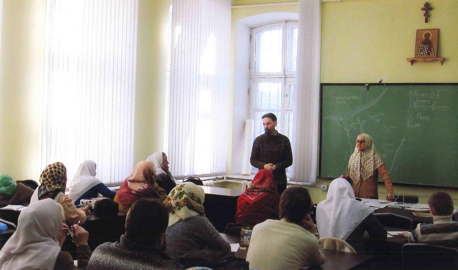 На занятии взрослой воскресной школы на Рогожском. Фото 2011 года
