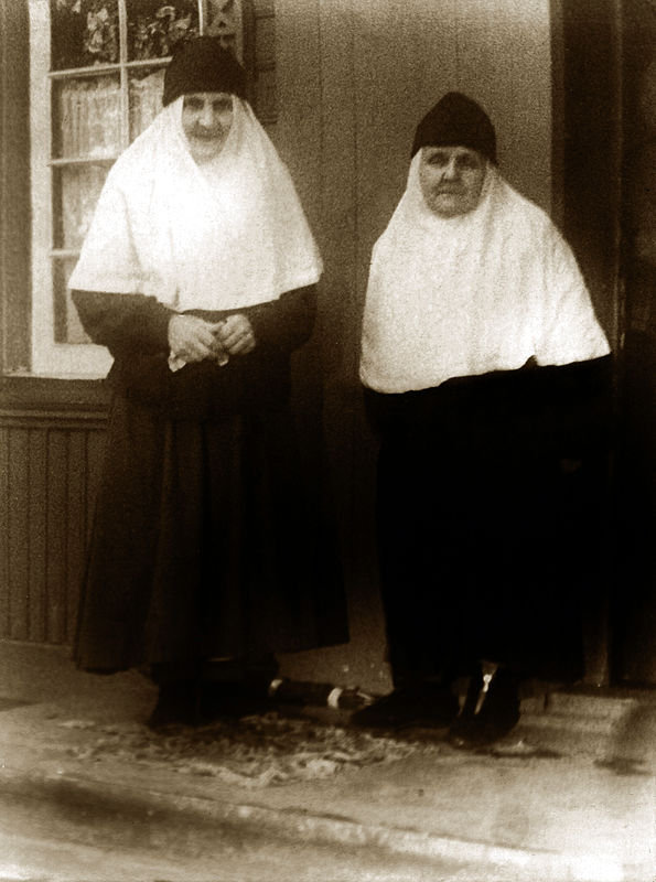 Юродивая Екатерина — монахиня Пюхтицкого монастыря РПЦ (слева)