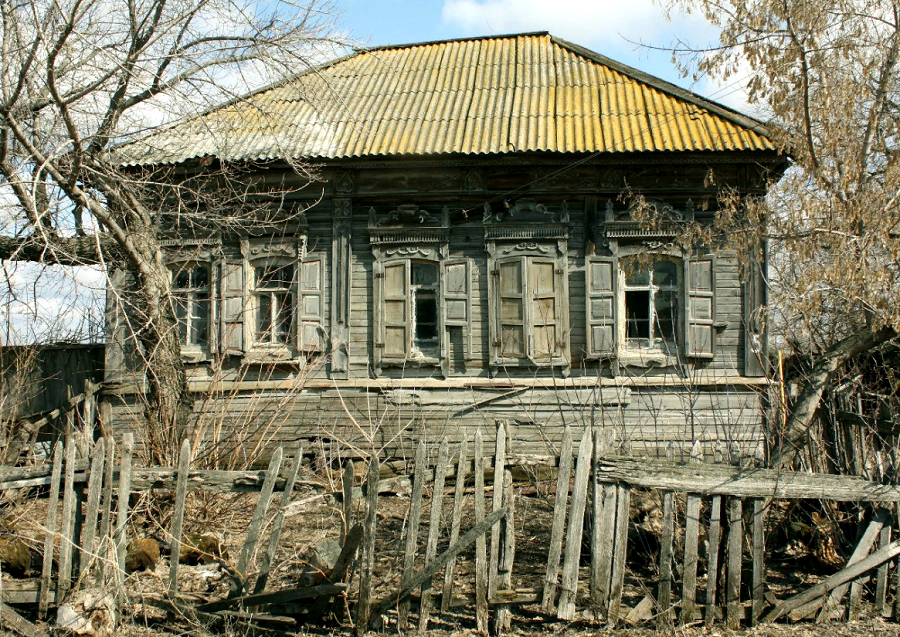 Когда дом попал в руки Юли, он «умирал» — протекала крыша, чердак был завален кирпичами