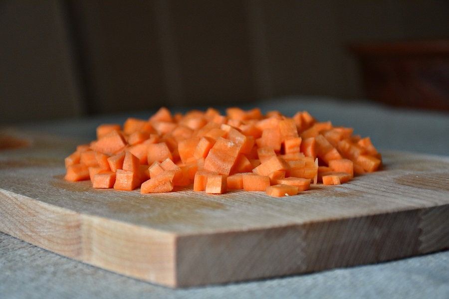 Морковь, нарезанная кубиками