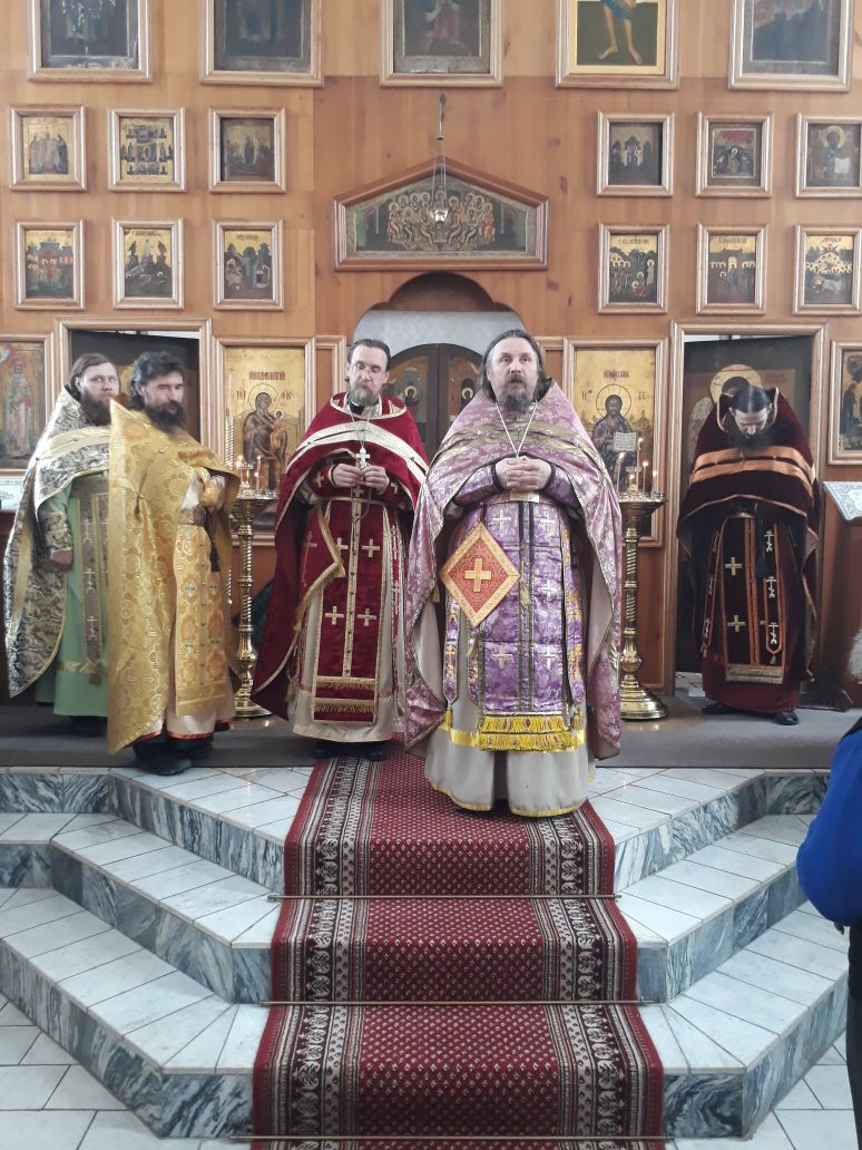 Отец Михаил Татауров поздравляет не излечившегося еще до конца юбиляра