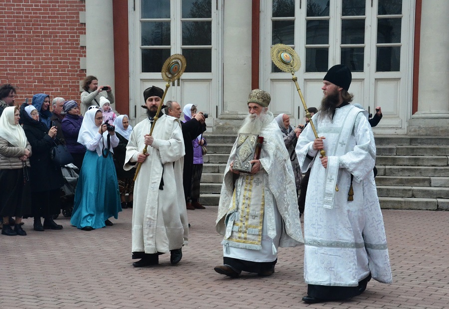 Настоятель Покровского собора протоиерей Виктор Жельцов несет Евангелие
