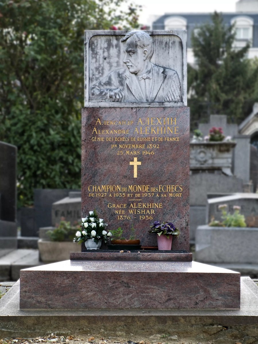 Первоначально Александр Алехин был похоронен в Эшториле. Спустя десять лет, согласно воле последней супруги шахматиста Грейс Висхар, его перезахоронили на кладбище Монпарнас в Париже