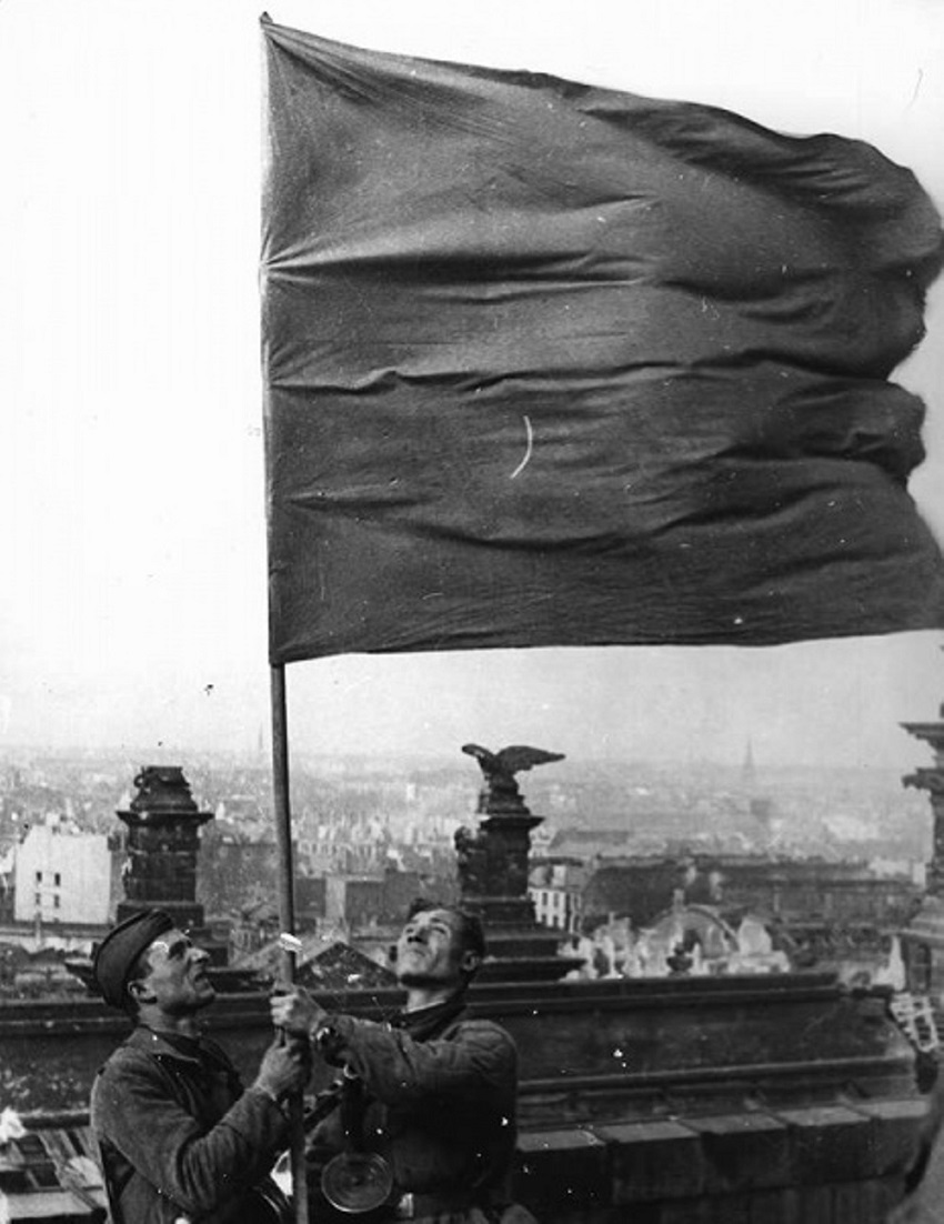 Советские солдаты водружают знамя над Рейхстагом 2 мая 1945 года. Это одно из знамен, установленных на Рейхстаге, помимо официального водружения знамени Егоровым и Кантария