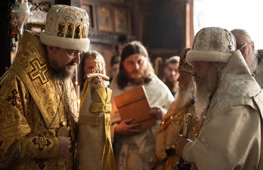 Владыка Евмений (справа) поздравляет архиепископа Никодима