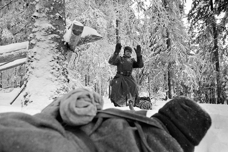 Немец выходит из леса с поднятыми вверх руками. Московская область. Декабрь 1941 года