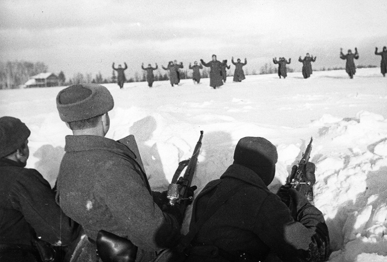 Немецкие солдаты сдаются в плен красноармейцам во время битвы за Москву
