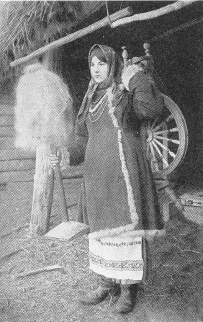 Малороссийская крестьянка с прялкой. Старинное фото
