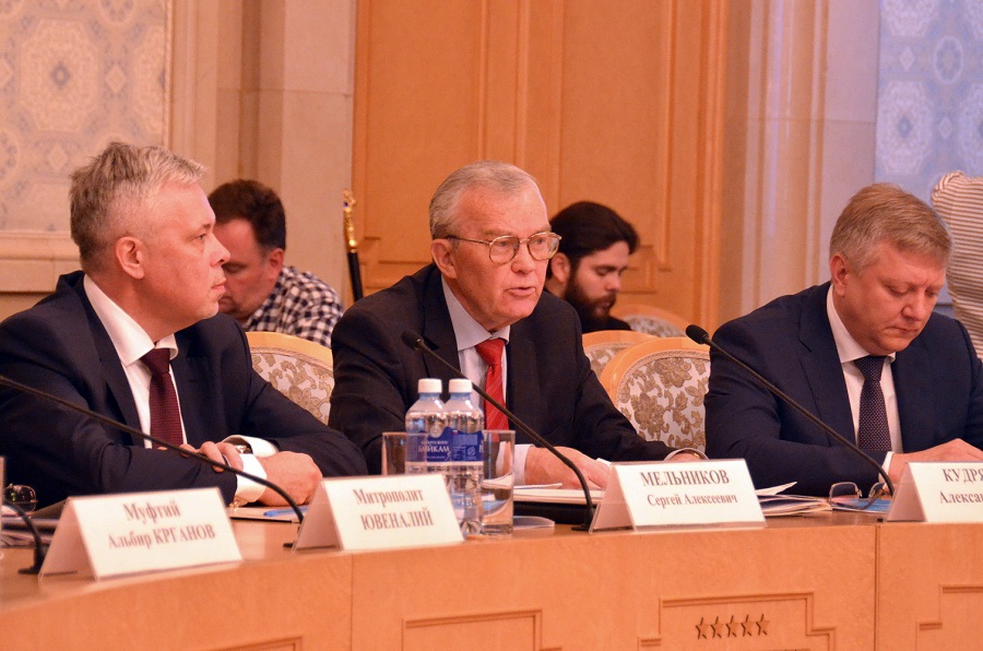 Александр Ильич Кудрявцев (в центре)