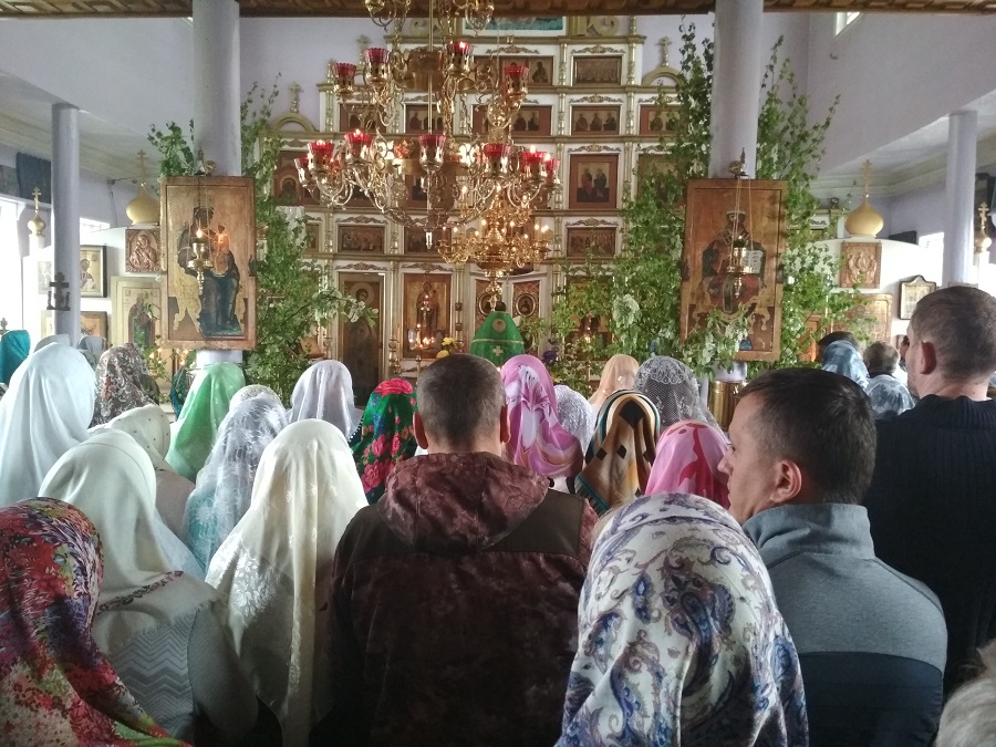 На праздник собралось не меньше сотни прихожан и гостей из разных уголков России