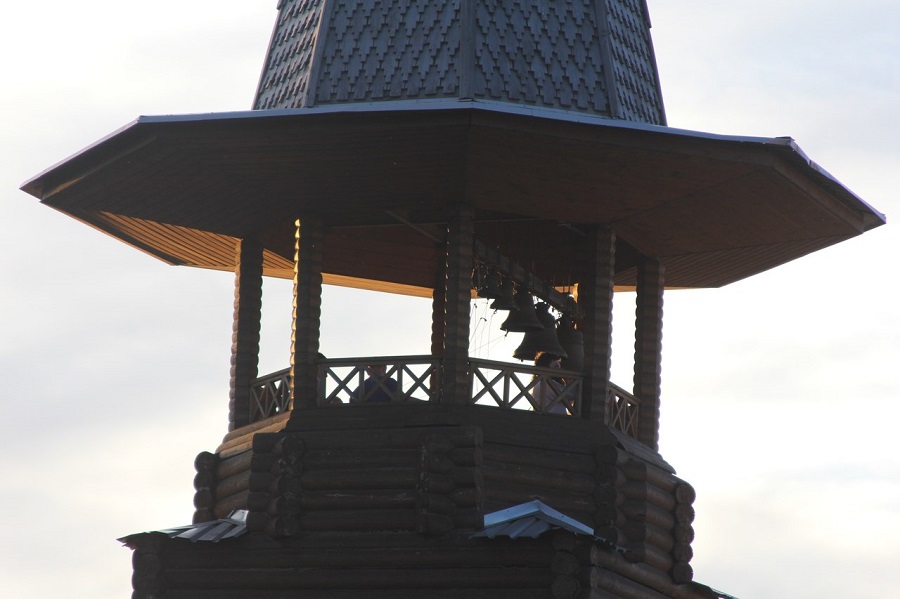 Звонари на колокольне во время фестиваля