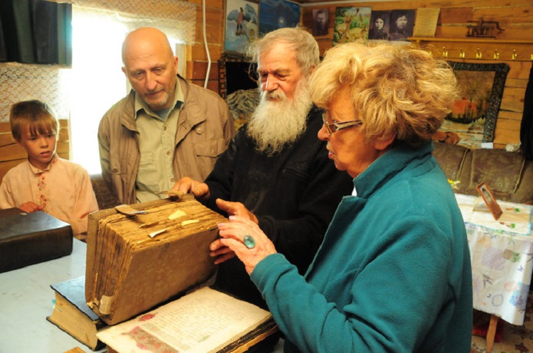 Лидия Графова и Роберт Каминский в гостях у старообрядцев, поселившихся недалеко от Свободного