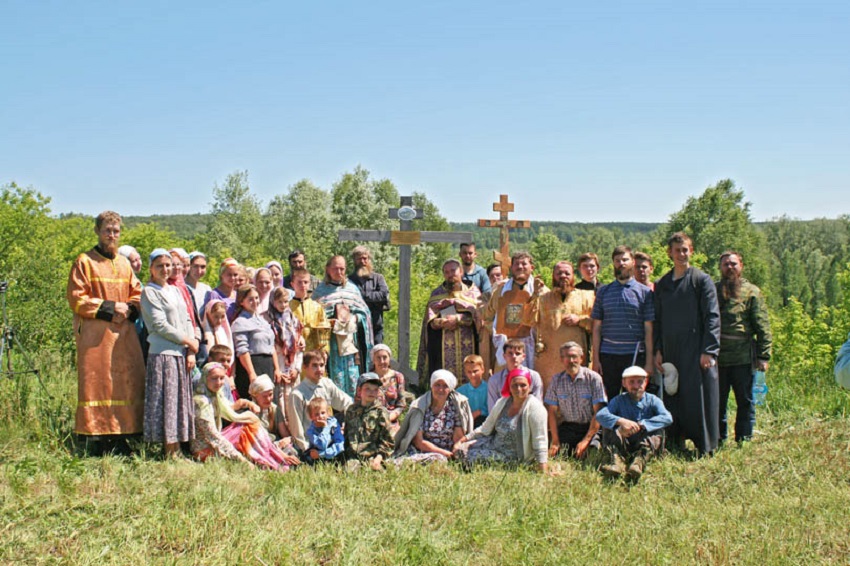 Участники крестного хода возле креста Троицкой церкви в Новоглушинке