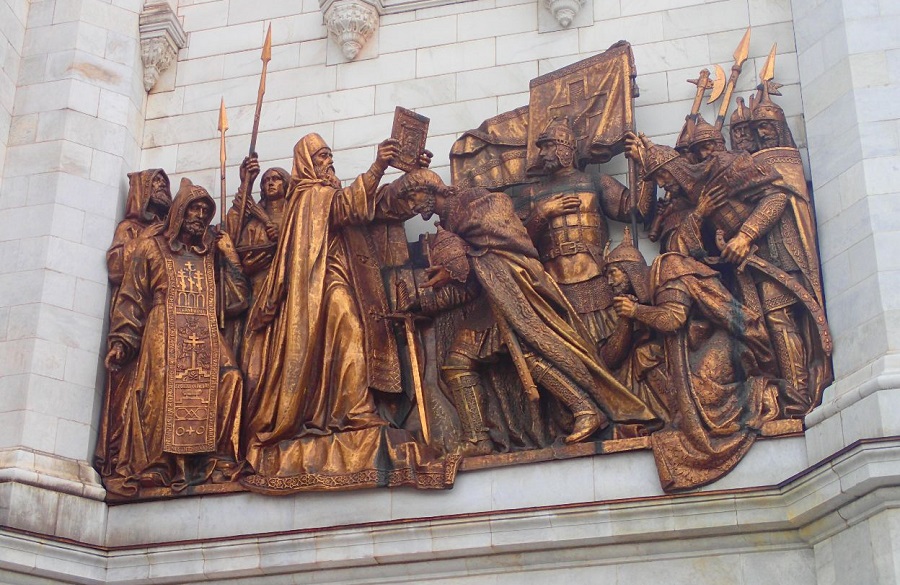 Барельеф на храме Христа Спасителя изображает преподобного Сергия Радонежского в новом клобуке