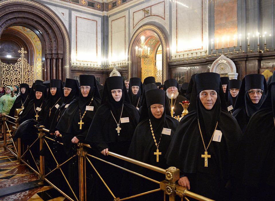 Обычай ношения мужских головных уборов монахинями неизвестен в Греции, но получил широкое распространение в Русской Православной Церкви