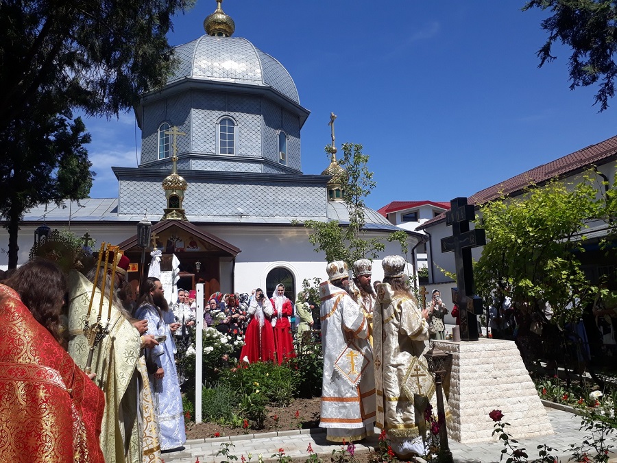 Освящение памятного Креста, сооруженного на территории храма