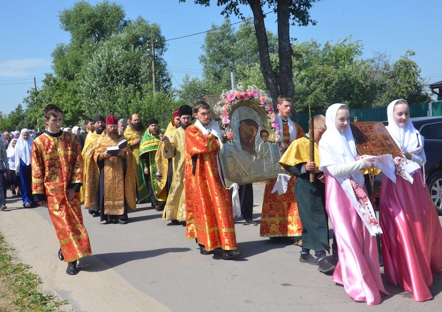 Участники крестного хода с чудотворной иконой пресвятой Богородицы