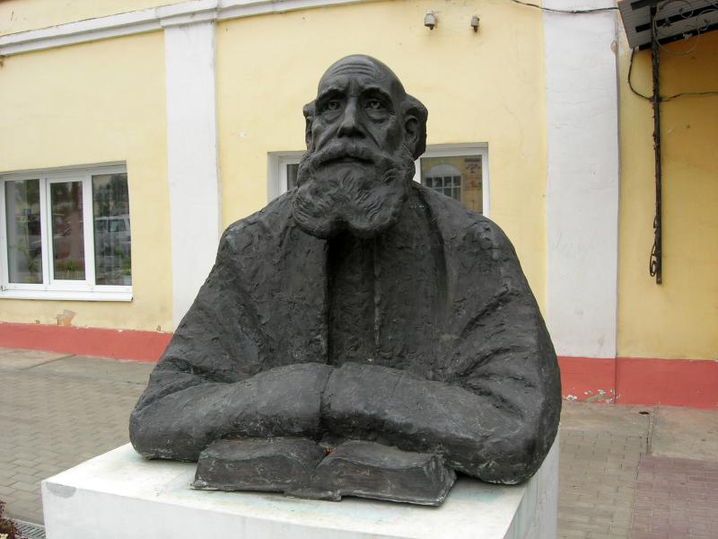 Памятник философу и мыслителю Николаю Фёдоровичу Фёдорову в Боровске