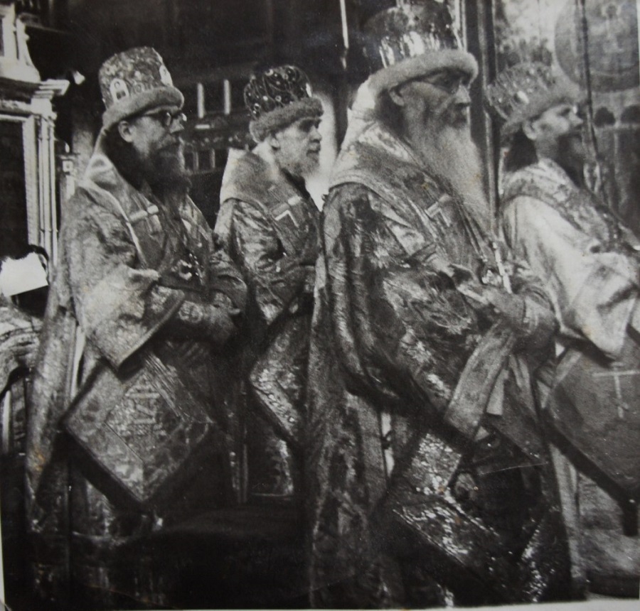 Владыко Иринарх (на фото справа)