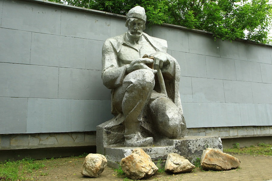 Первооткрыватель русского золота Ерофей Марков, памятник в центре г. Берёзовского