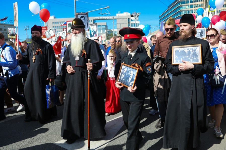 Священство и миряне Русской Православной Старообрядческой Церкви на шествии «Бессмертный полк» в Москве