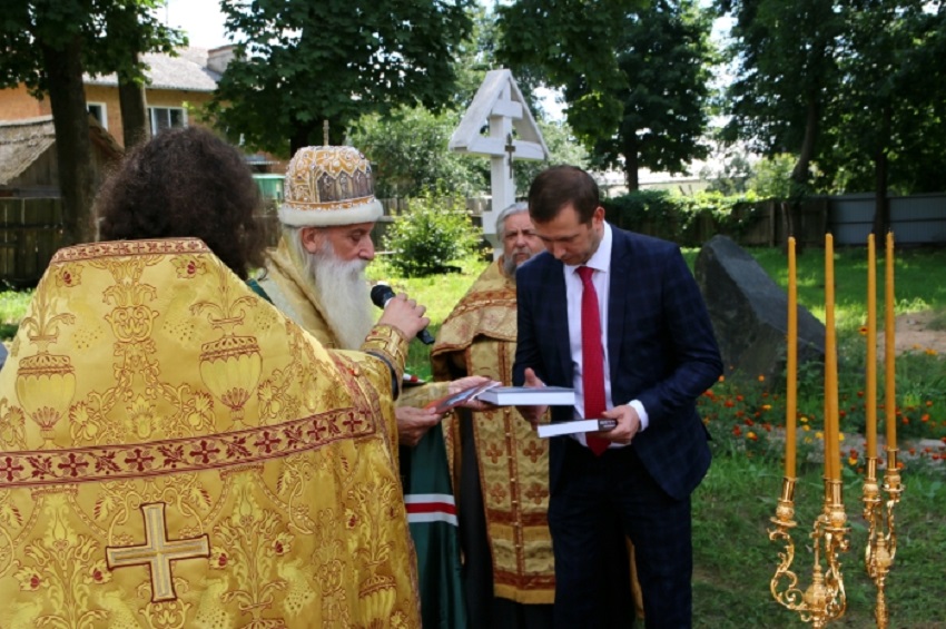 Митрополит Корнилий подарил главе Клинцовской городской администрации книгу о старообрядчестве