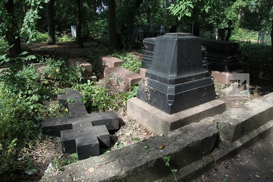 На старообрядческом кладбище Чистополя