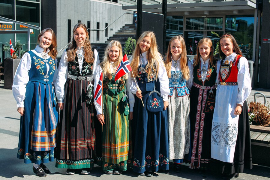 Пестрое население. Bunad традиция в Норвегии. Бюнад Осло. Норвежский национальный костюм. Национальная одежда норвежцев.