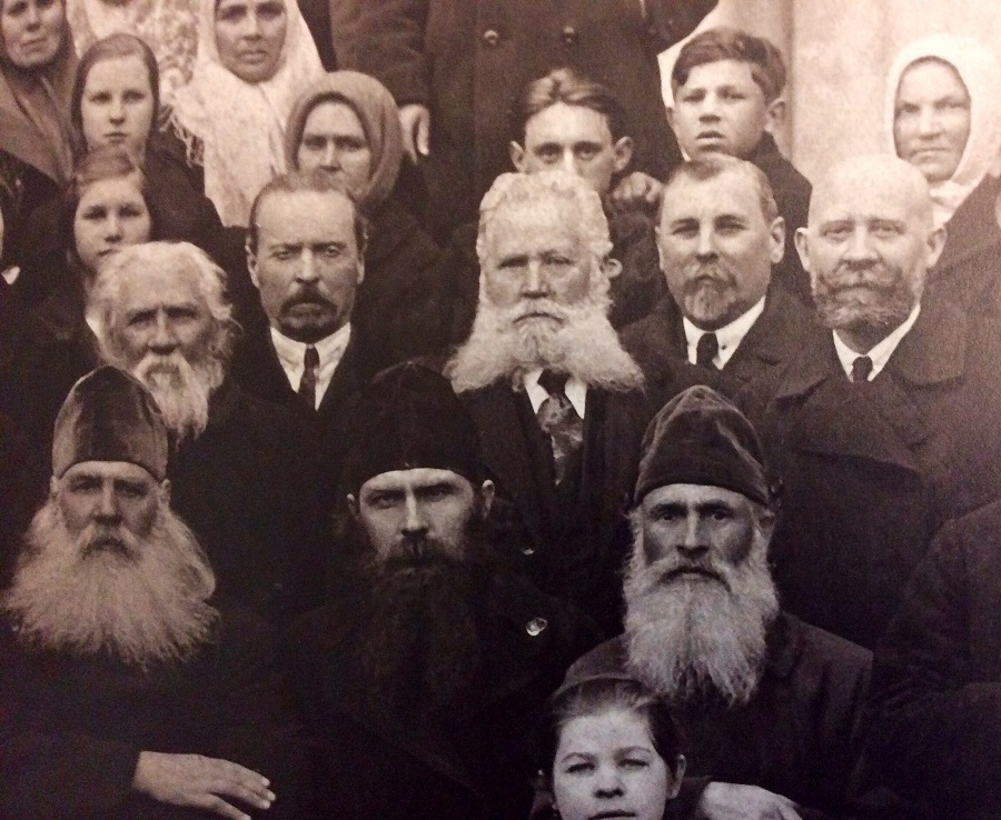 С конца XIX  и до 80-х годов XX  века старообрядцы белокриницкого согласия носили галстуки не только в повседневной жизни, но и на церковных мероприятиях